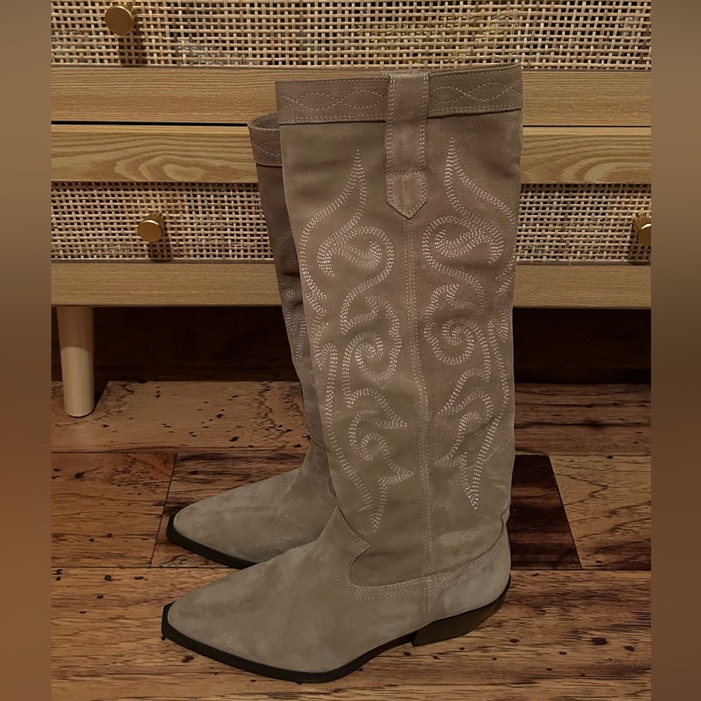 Zara knee high cowboy boots. Great condition and have not been worn outside. 👢